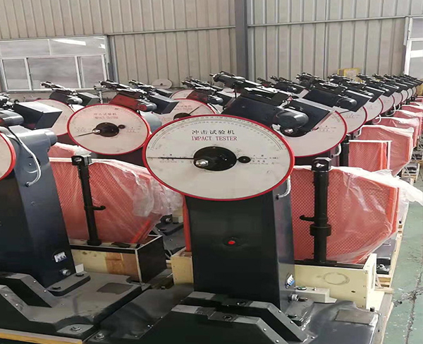 工廠內(nèi)擺放整齊的沖擊試驗機 工廠內(nèi)擺放整齊的沖擊試驗機